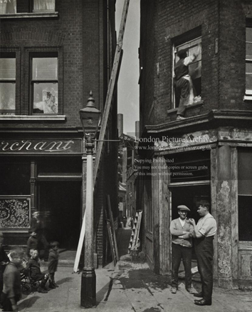 Park Street, entrance to Noah's Ark Alley, c1923.   X.png