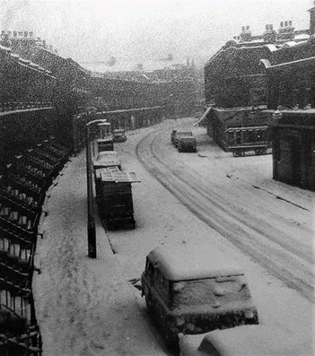 Westmoreland Road, 1963. Bricklayers Arms pub and Queens Row on the right, great picture.   X.png