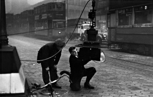 London Road SE1. It took just two men to change this lightbulb in 1949 across from the Bakerloo Tube station near Skipton Street.  X.png