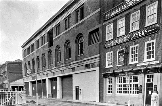 Gainsford Street, The Bricklayers Arms Pub, c1988.  X..png