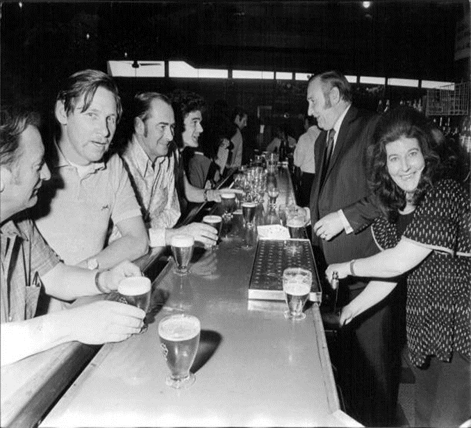 Pages Walk,The Victoria Pub.  X..png