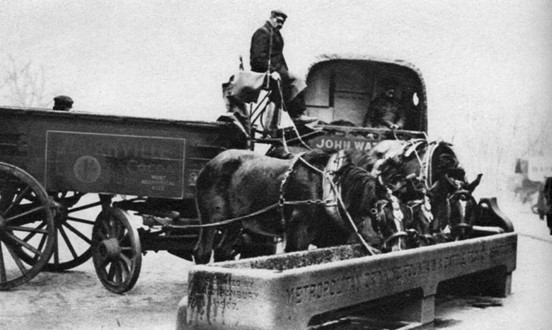 1 Tower Bridge,1938, Horses drinking from a trough.  X..jpg