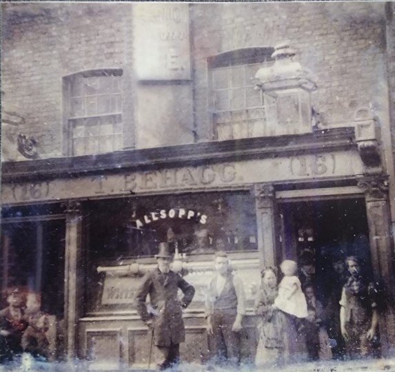 Snowfields, Drum Pub c1871.This is some of the Behagg family, landlords at that time.  1.  X..jpg