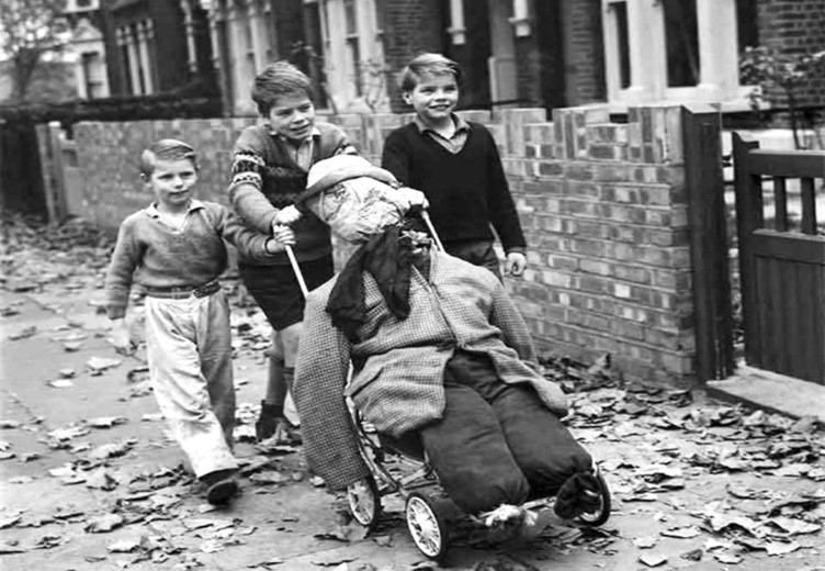 Picture states, taken in Bermondsey, can anyone recognise the boys or street-road.  X.jpg