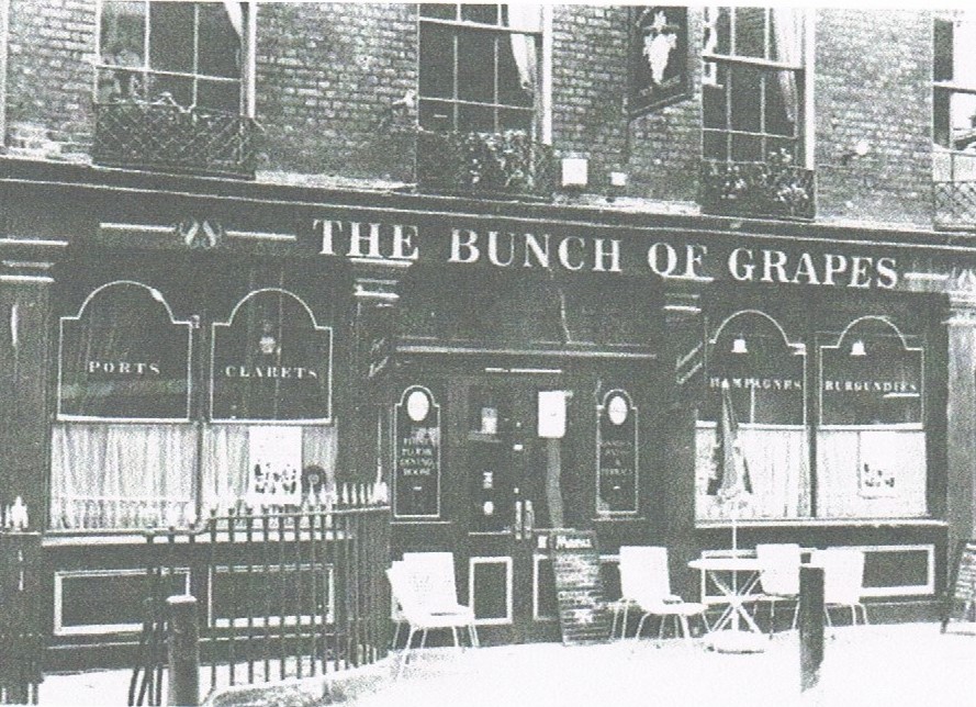 St Thomas Street, Bunch oF Grape Pub.  X..jpg