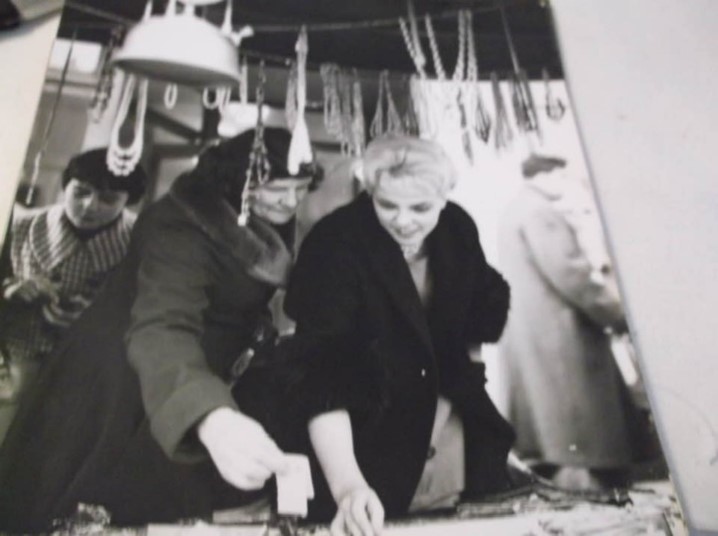 Tower Bridge Road outside Manze’s 1960.   X..jpg