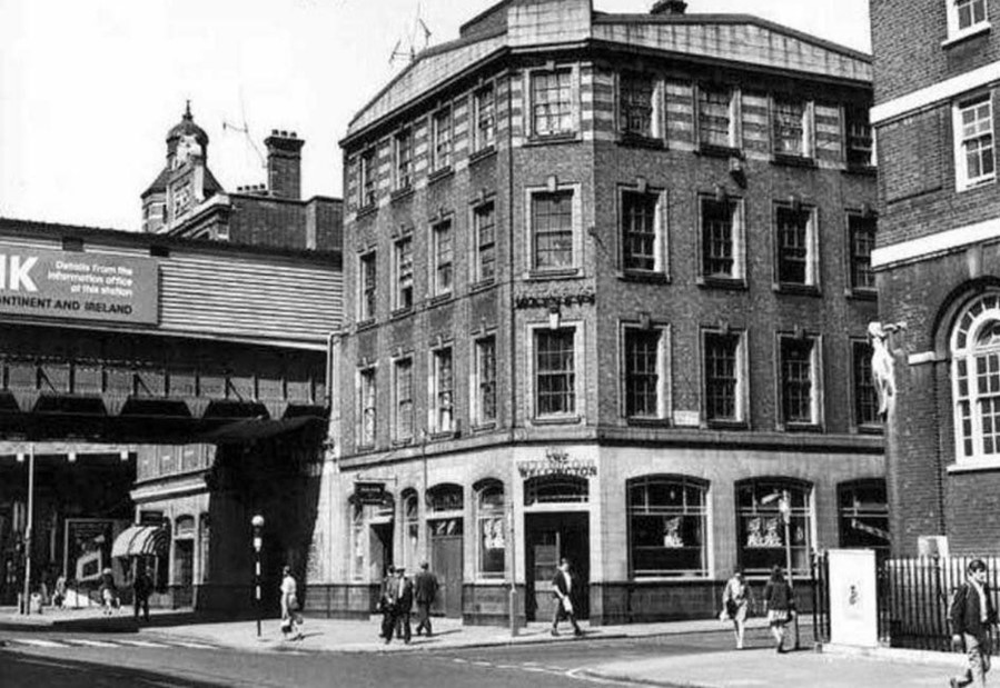 Waterloo Road, The Wellington Pub.  X..jpg