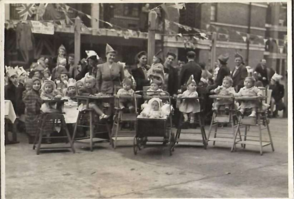 SOUTHWARK PARK ROAD, KIRBY ESTATE, KIDDIES PARTY,1946.  X..png