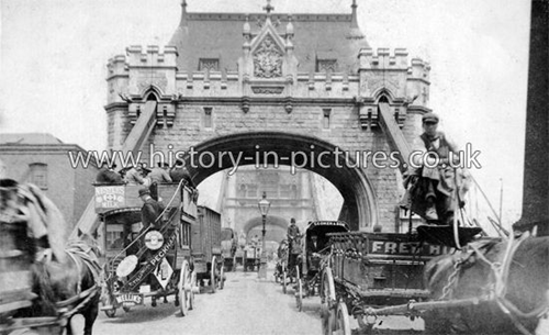Tower Bridge c1902..png