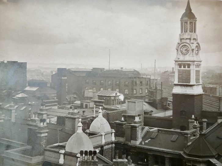 Peek Freans Clock, demolished in late 60s and replaced with the digital clocks.  X..jpg