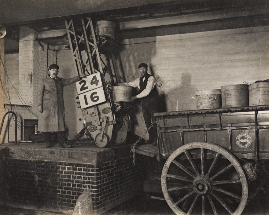 Surrey Commercial Docks, men  Handling Canadian Cheese Produce, 1906.  X..jpg