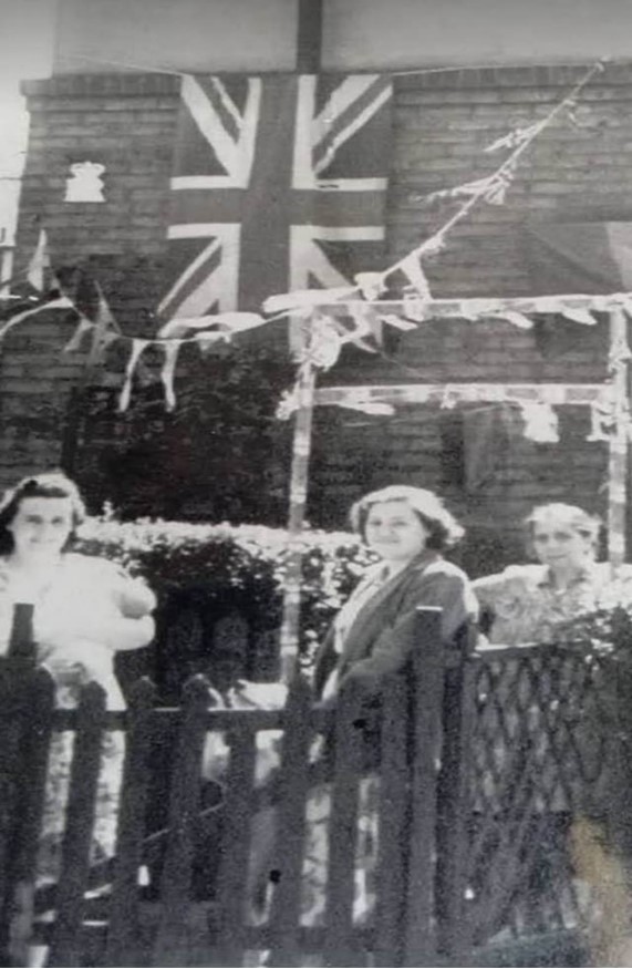 Crosby Row, Bermondsey, Queen Elizabeth’s Coronation.1953.  1. X..jpg