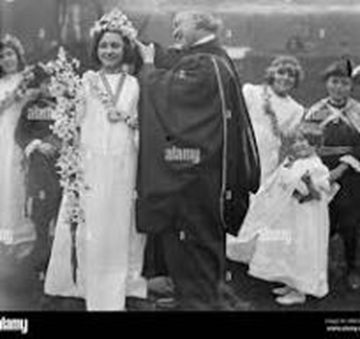East Street, Laura Glover crowned as May Queen,1932..png