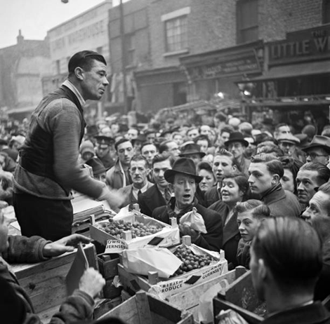 East Street Market, a stallholder selling Guernsey grapes, c1947..png