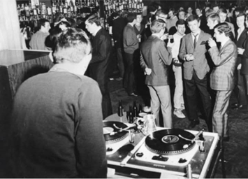 Rotherhithe New Road, Apple & Pears Pub 1970s.  X..png