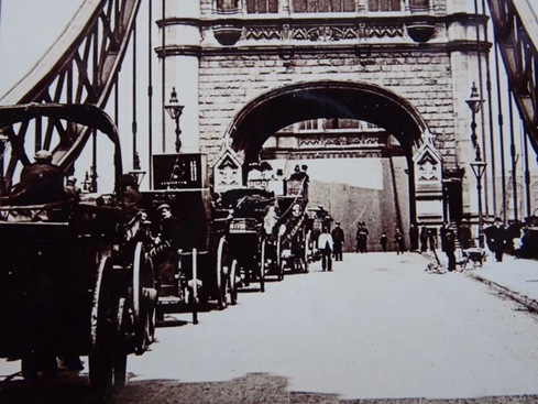 THE TOWER BRIDGE c1907..png