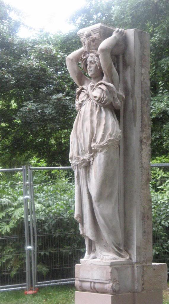 B0530RotherhtiheCaryatidesSouthwarkPark18052011-4.jpg