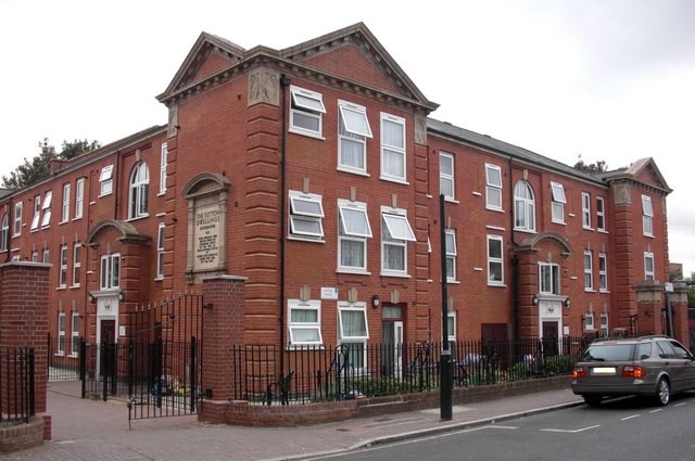 Sutton Dwellings (part), Plough Way, Rotherhithe 2016.jpg