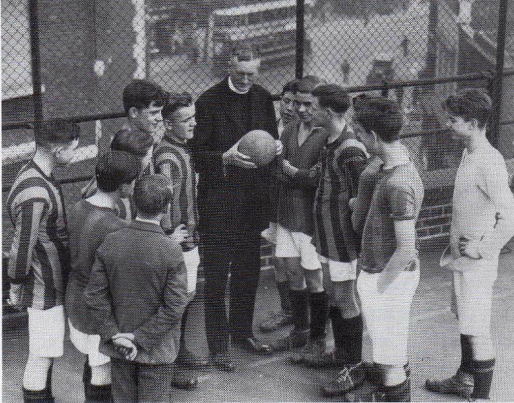 Fisher Club, Dockhead cage.png