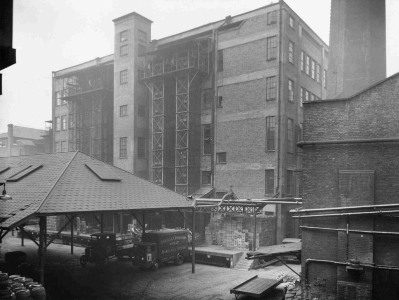 PARK STREET 1950,BARCLAY & PERKINS BREWERY.jpg