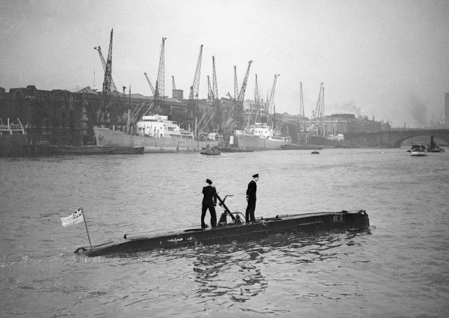 The midget submarine XE8 arriving at the Pool of London. Oct 1st, 1952. X.jpg