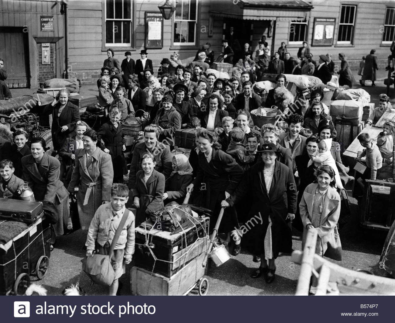 London invaders of the Kent hop-fields arriving in force at Marden station. X.jpg