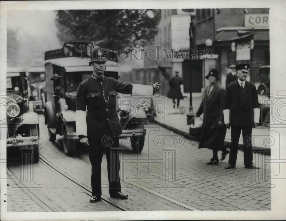 ST GEORGES CIRCUS. POLICE MAN.jpg