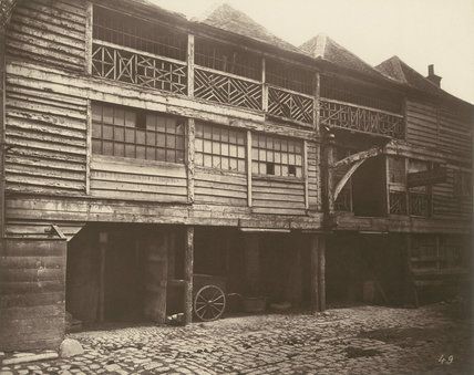 Borough High Street, King's Head Inn yard, Southwark,1881.jpg
