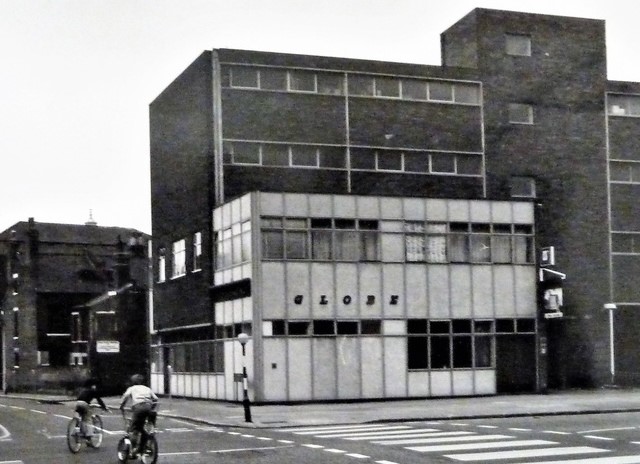 The Globe Pub 1976, was situated at 25-26 Great Dover Street.jpg