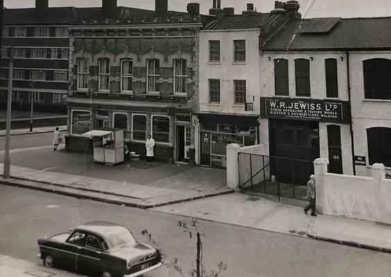 Abbey Street, The Fleece Pub, Neckinger left of the pub.  X.png