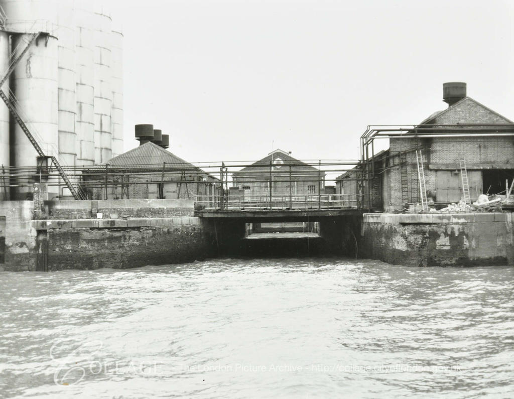 Rotherhithe Street,Lavender Dock, entrance from the river Thames.   X.png