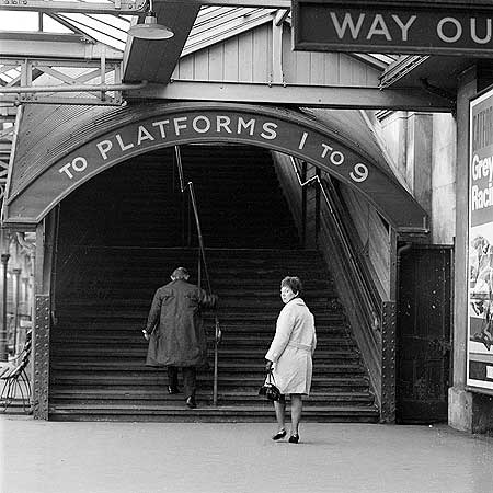 London Bridge station a man and a woman approaching the steps leading to the platforms.  X.png
