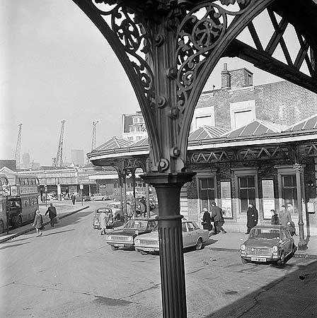 London Bridge Station, Cars and buses waiting outside the main entrance.  X.png