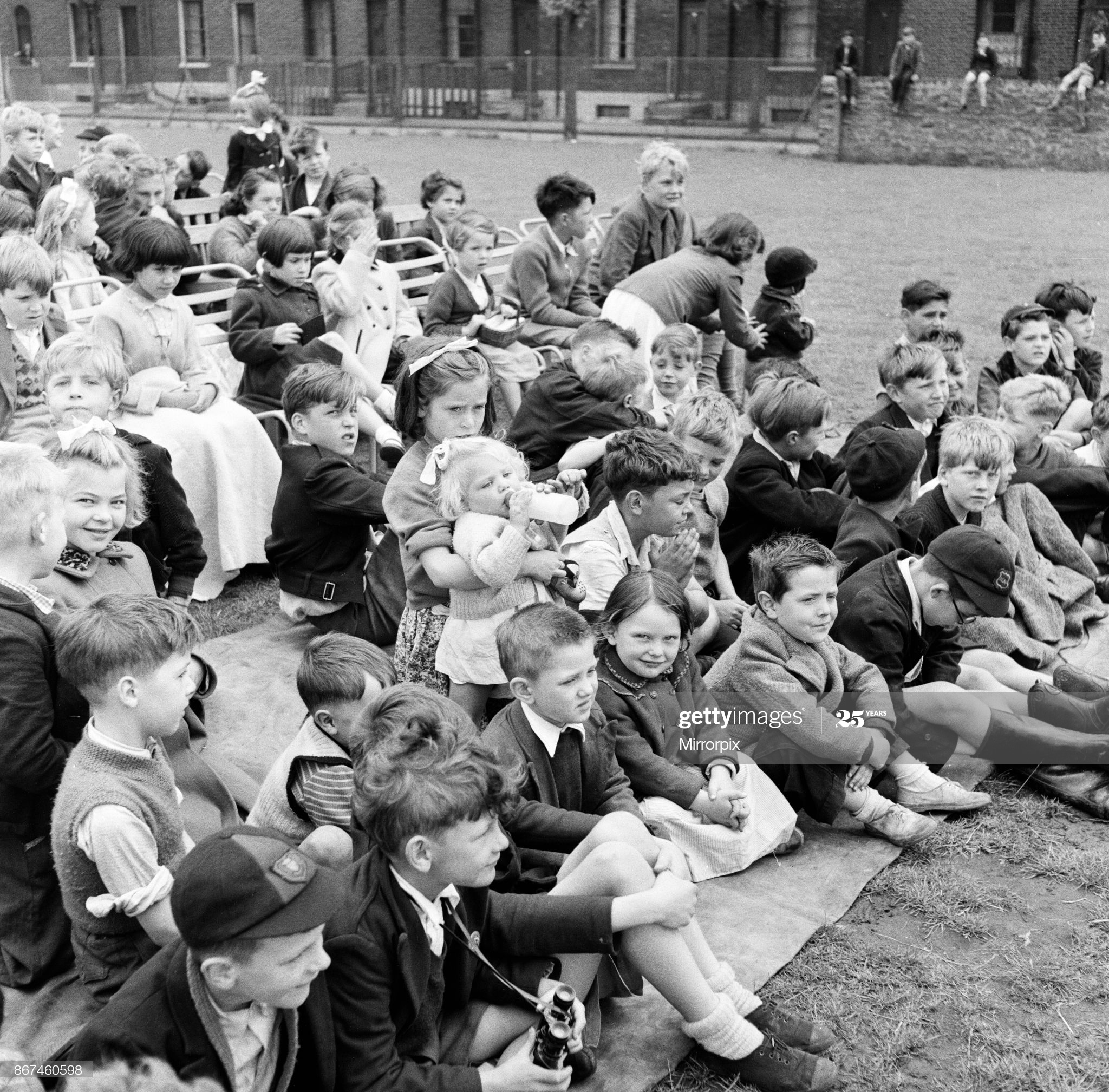Spa Road, 1956 Punch and Judy show in Bermondsey Spa.  X.png