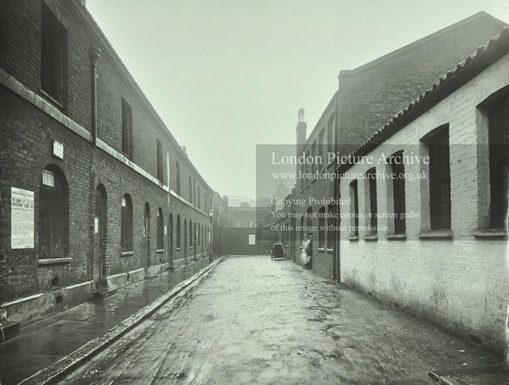 Globe Street looking down Warren Place, c1914.   X.png